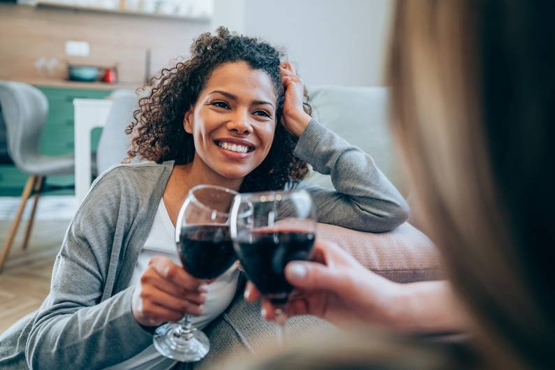 Uno studio a lungo termine fornisce la risposta: un bicchiere di vino rosso la sera può aiutare a perdere peso?