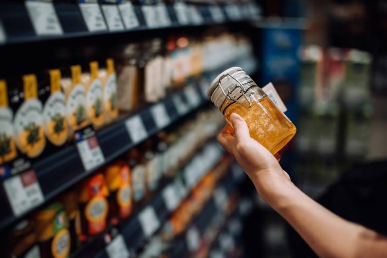 Miele del supermercato sotto sospetto: naturale o adulterato?