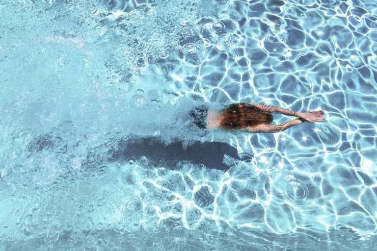 Allenamento estivo: 7 consigli di nuoto per far scomparire il grasso della pancia