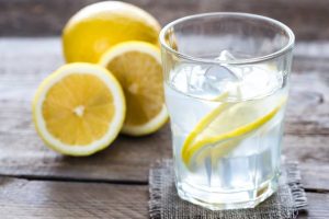 Bevanda popolare: ecco perché non dovresti bere troppa acqua e limone