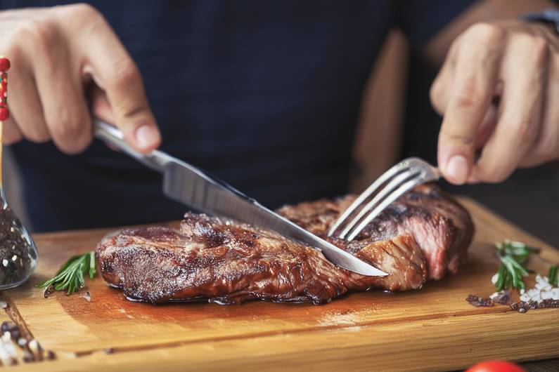 Perché dovresti evitare la carne nelle giornate calde