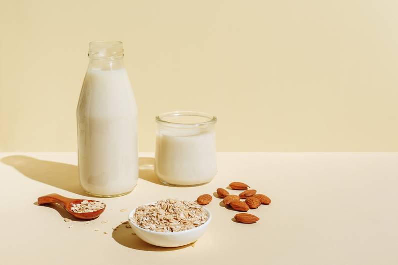 Quale ti mantiene sazio più a lungo: latte d'avena o latte di mandorle?