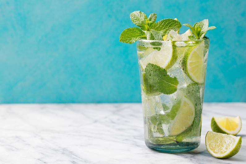Cocktail e long drink: ecco come risparmiare qualche caloria con la tua bevanda preferita
