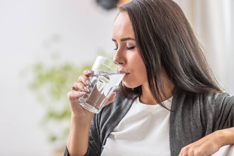 Perdere peso: bere acqua può davvero stimolare il metabolismo?
