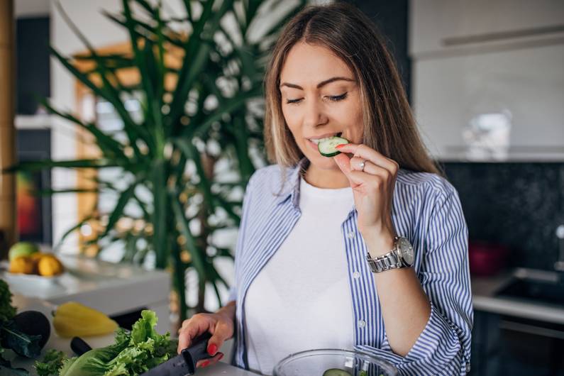 Consiglio verde: ecco cosa succede al tuo corpo quando mangi cetrioli ogni giorno