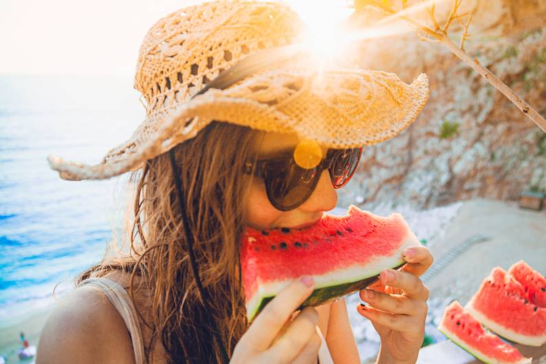 È ora di fare uno spuntino: sei spuntini estivi aiutano a bruciare i grassi