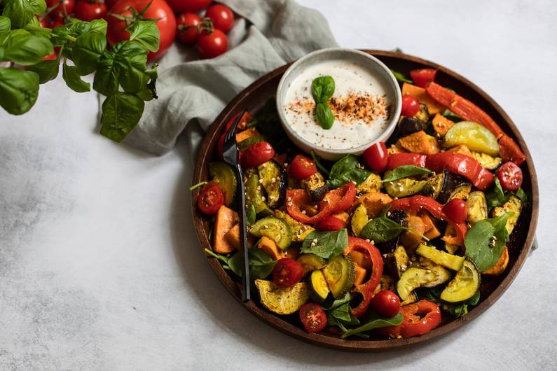 Perfetto a fine estate: insalata colorata alla griglia con salsa all'aglio