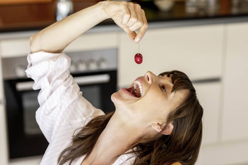 Spuntino estivo leggero: ecco cosa succede al tuo corpo quando mangi ciliegie ogni giorno